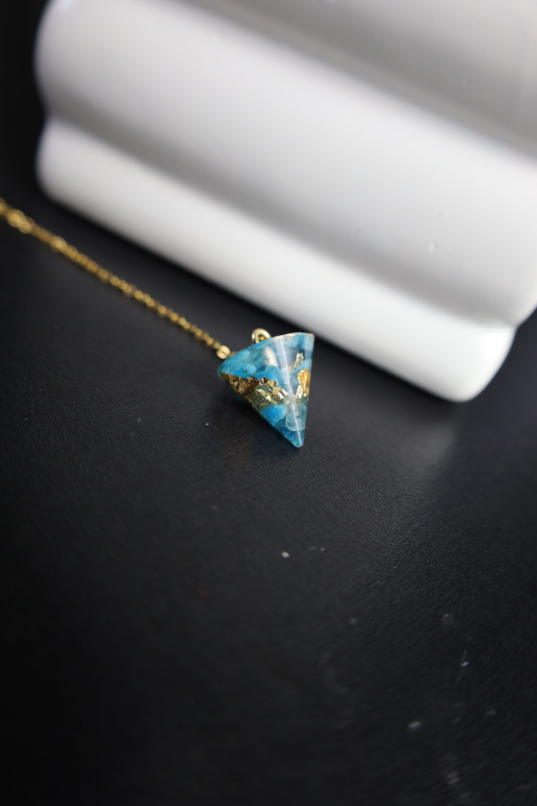 pendule petit format en apatite bleue & feuille dorée pendule petit format en apatite bleue & feuille dorée