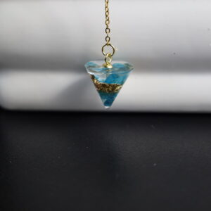 pendule petit format en apatite bleue & feuille dorée