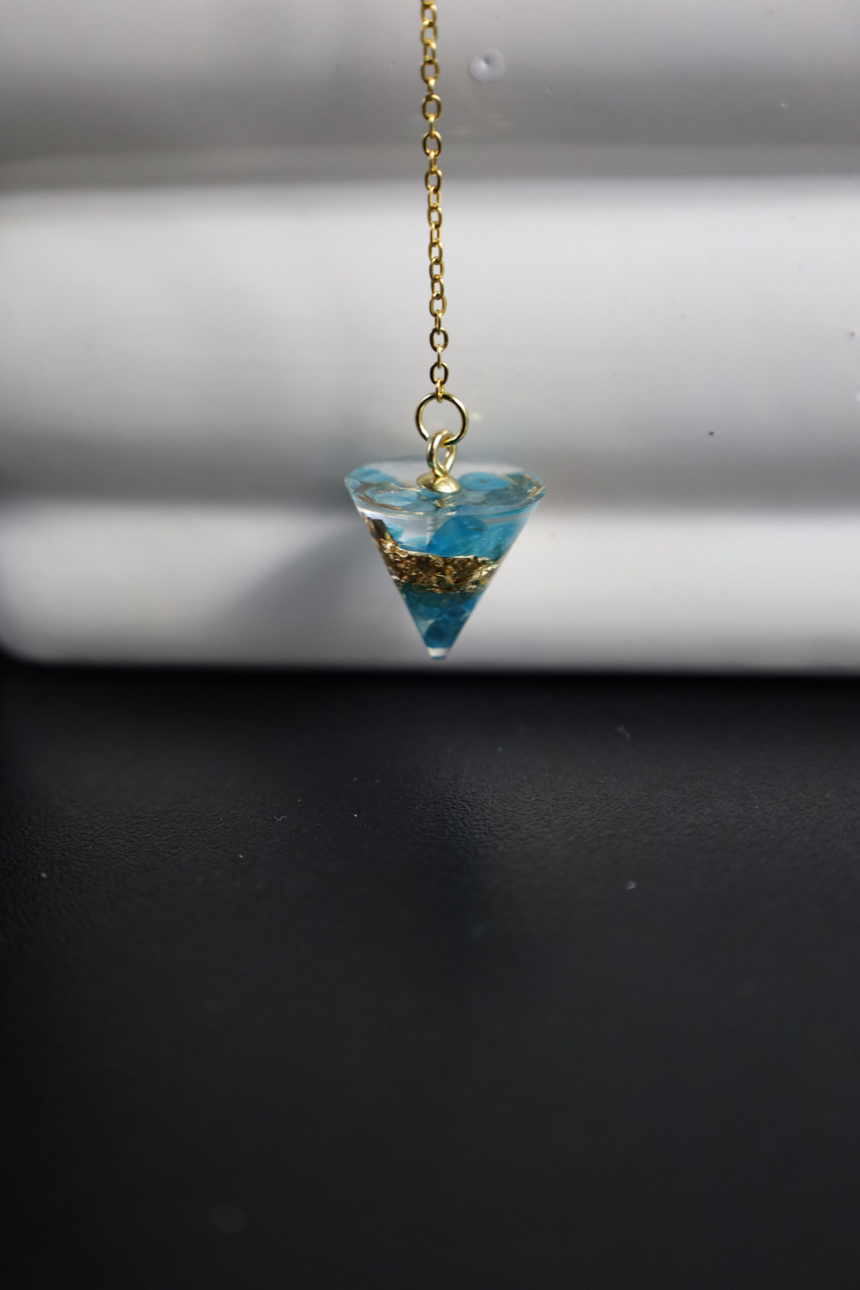 pendule petit format en apatite bleue & feuille dorée pendule petit format en apatite bleue & feuille dorée