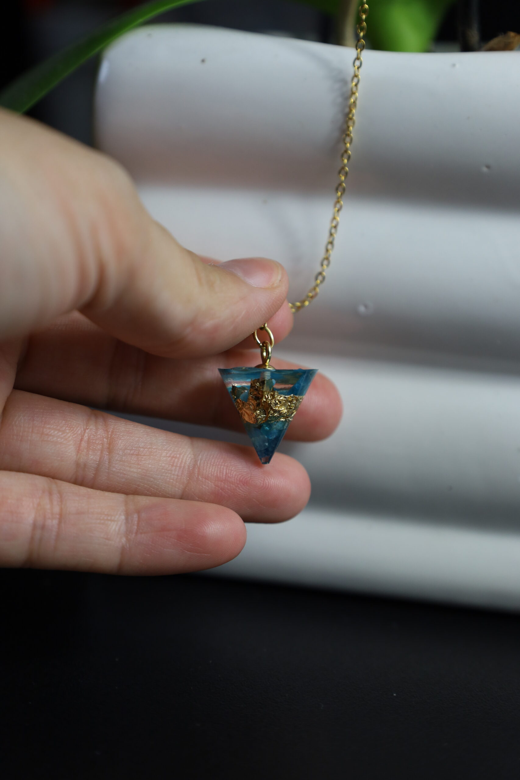 pendule petit format en apatite bleue & feuille dorée pendule petit format en apatite bleue & feuille dorée