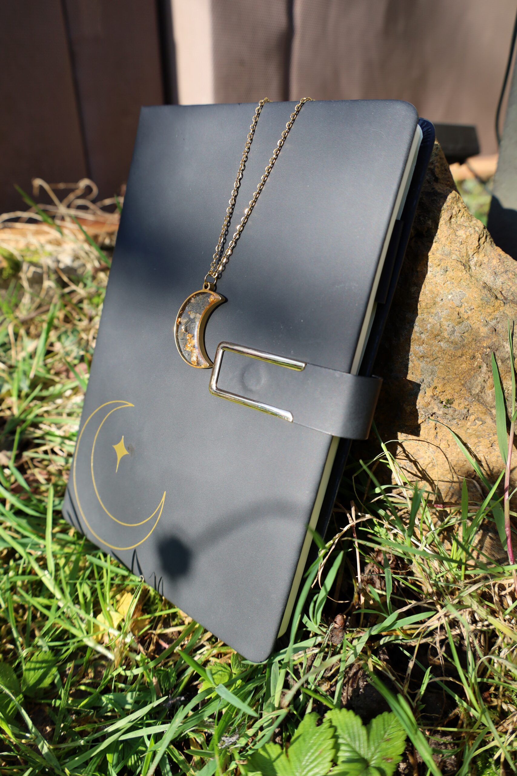 coffret lune Texte alternatif Apprendre à décrire le but de l’image(ouvre un nouvel onglet). Laissez vide si l’image est purement décorative.Titre Légende Description URL du fichier : https://guidancesetguides.com/wp-content/uploads/2025/12/Collier-en-or-et-fleurs-colorees.png Copier l’URL dans le presse-papier