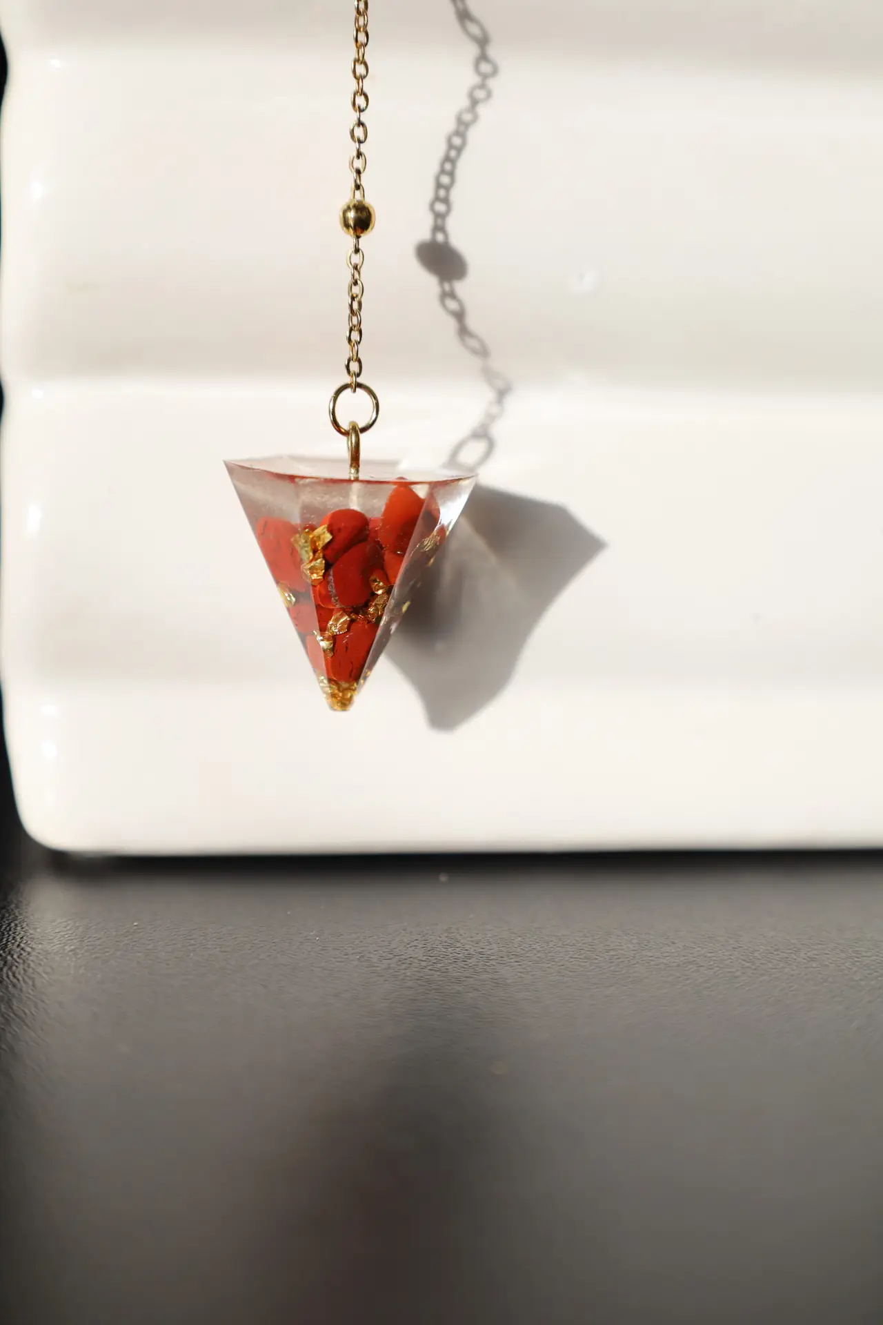 pendule artisanal en résine, jaspe et feuilles dorées pendule artisanal en résine, jaspe et feuilles dorées