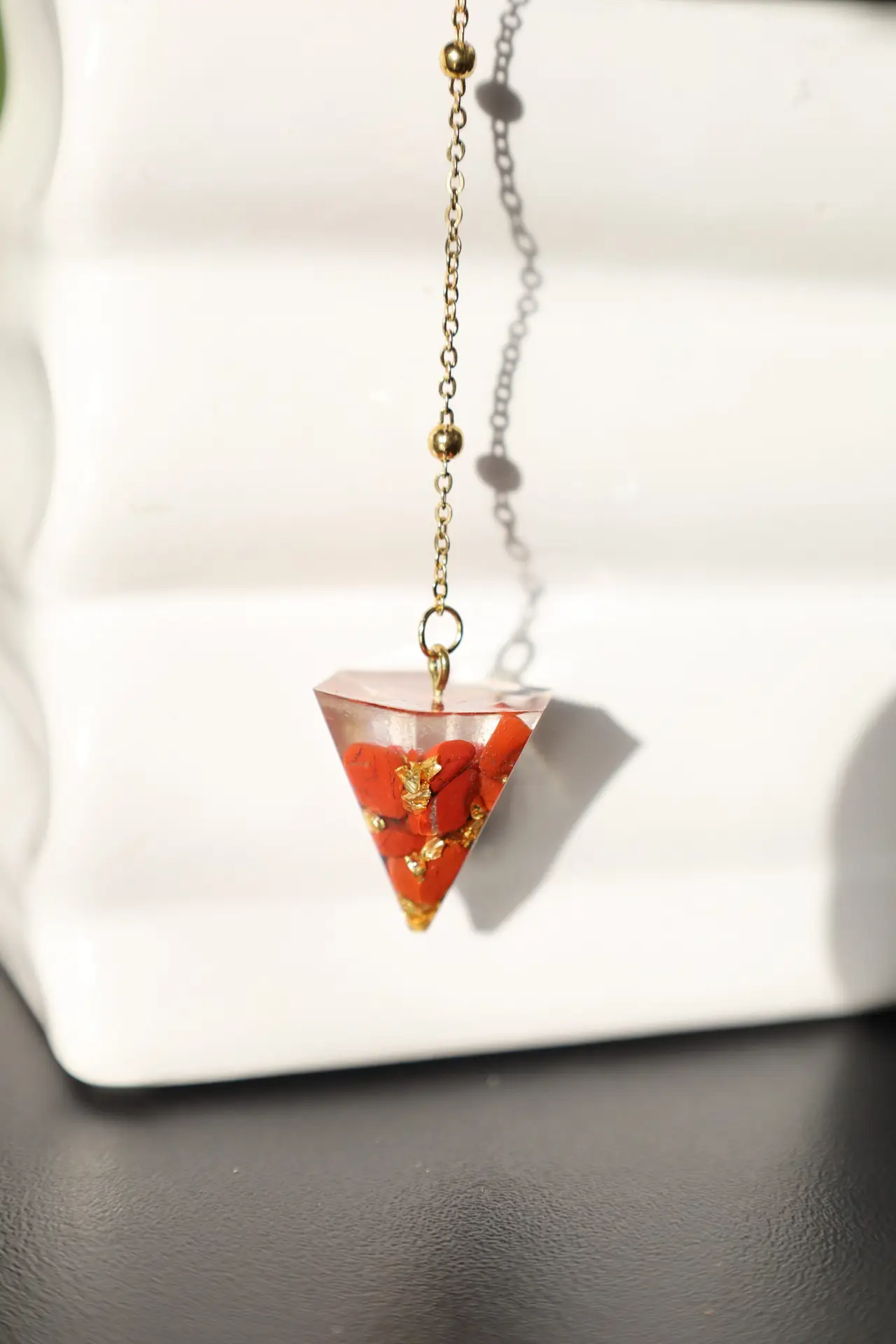 pendule artisanal en résine, jaspe et feuilles dorées pendule artisanal en résine, jaspe et feuilles dorées