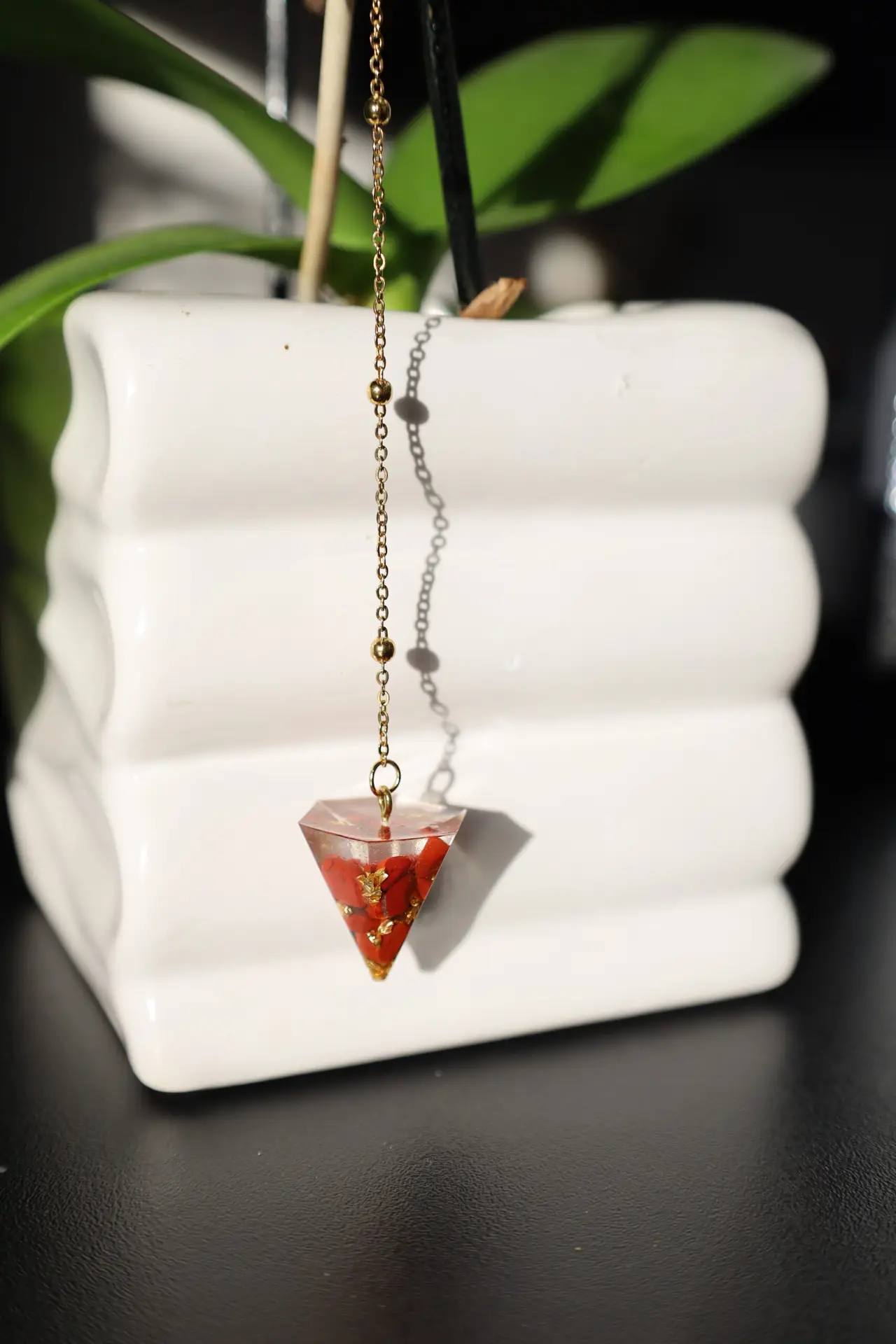 pendule artisanal en résine, jaspe et feuilles dorées pendule artisanal en résine, jaspe et feuilles dorées