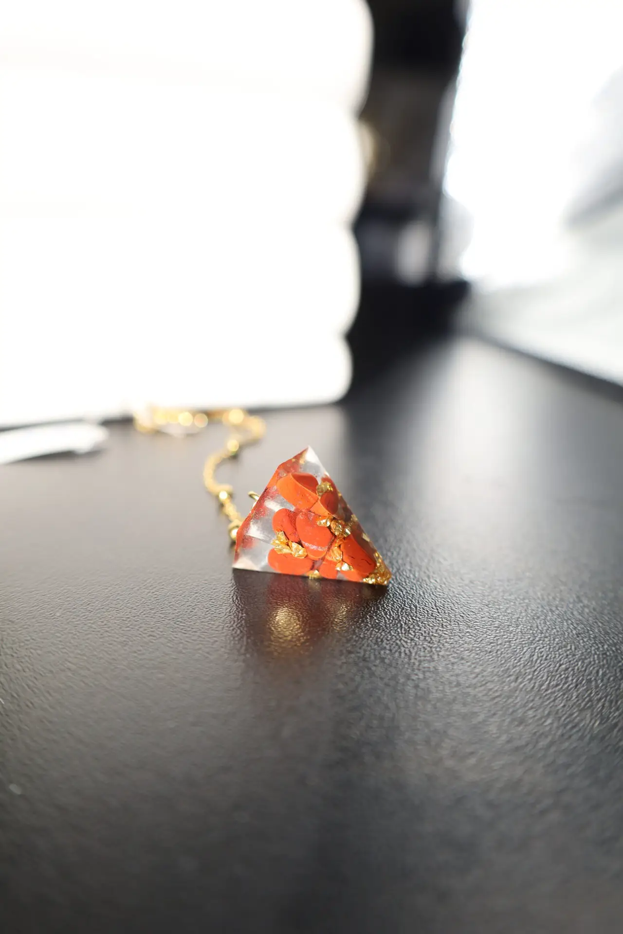 pendule artisanal en résine, jaspe et feuilles dorées pendule artisanal en résine, jaspe et feuilles dorées