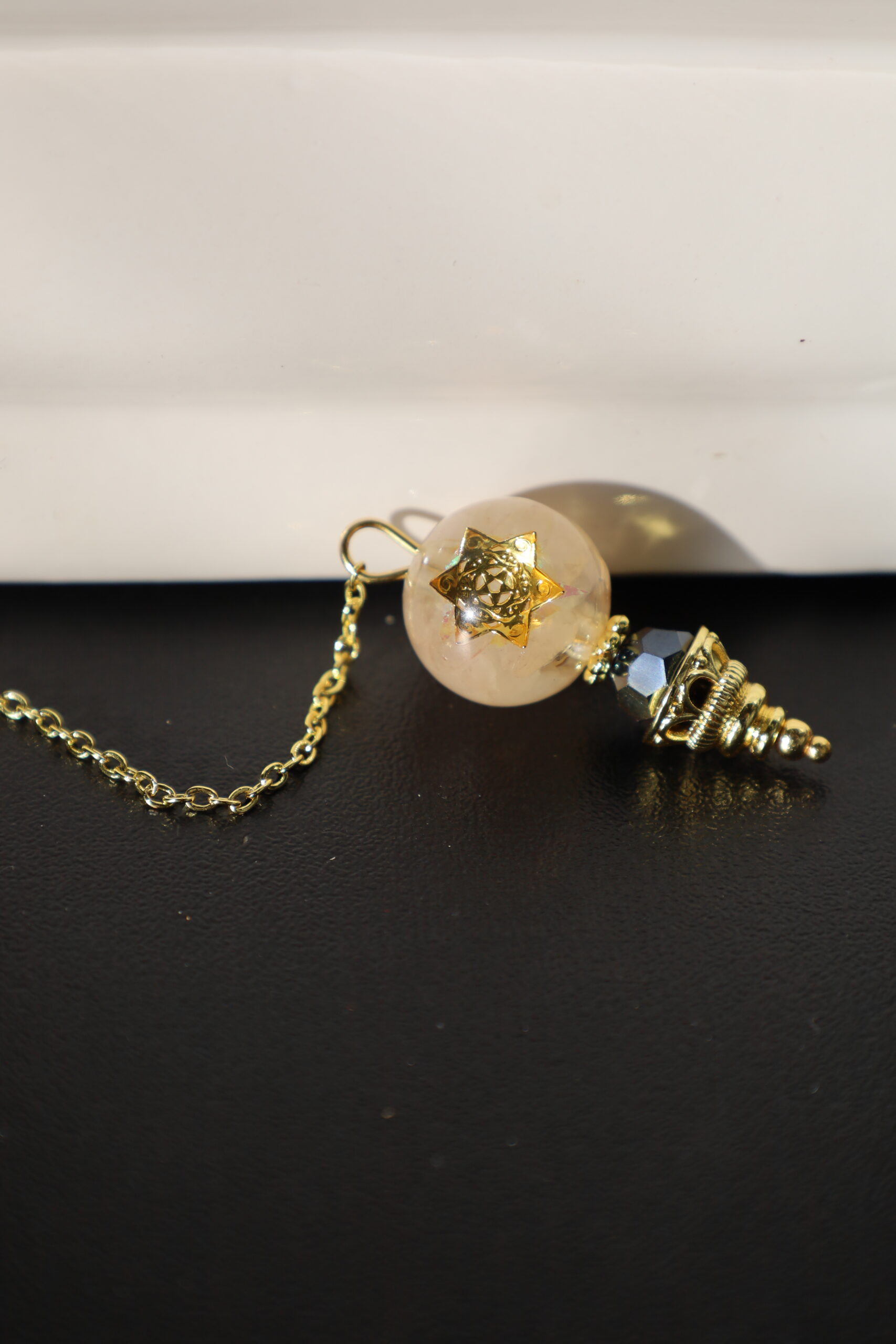 Pendule rond en quartz rose