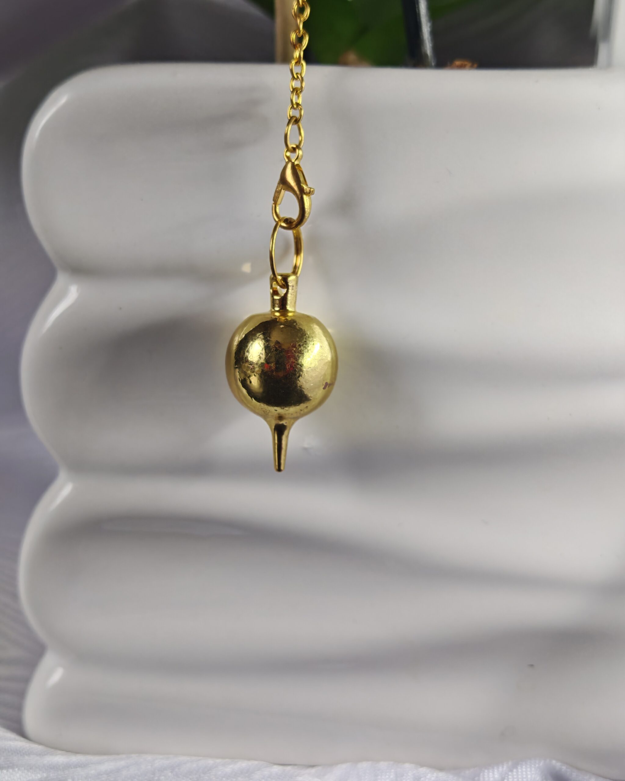 auto draft pendule doré sphérique