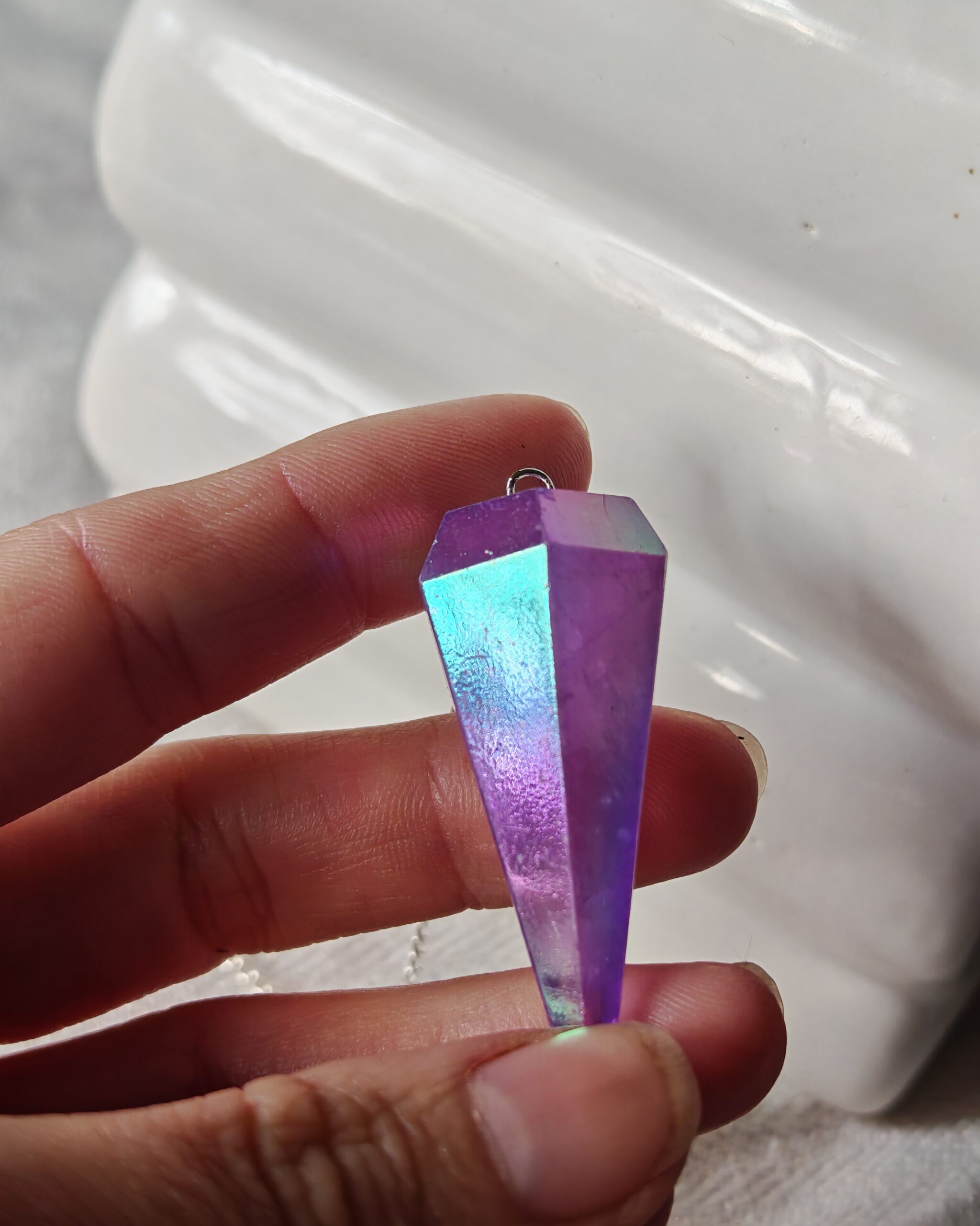 pendule divinatoire aurora violet avec chaîne argentée pendule divinatoire aurora violet avec chaîne argentée