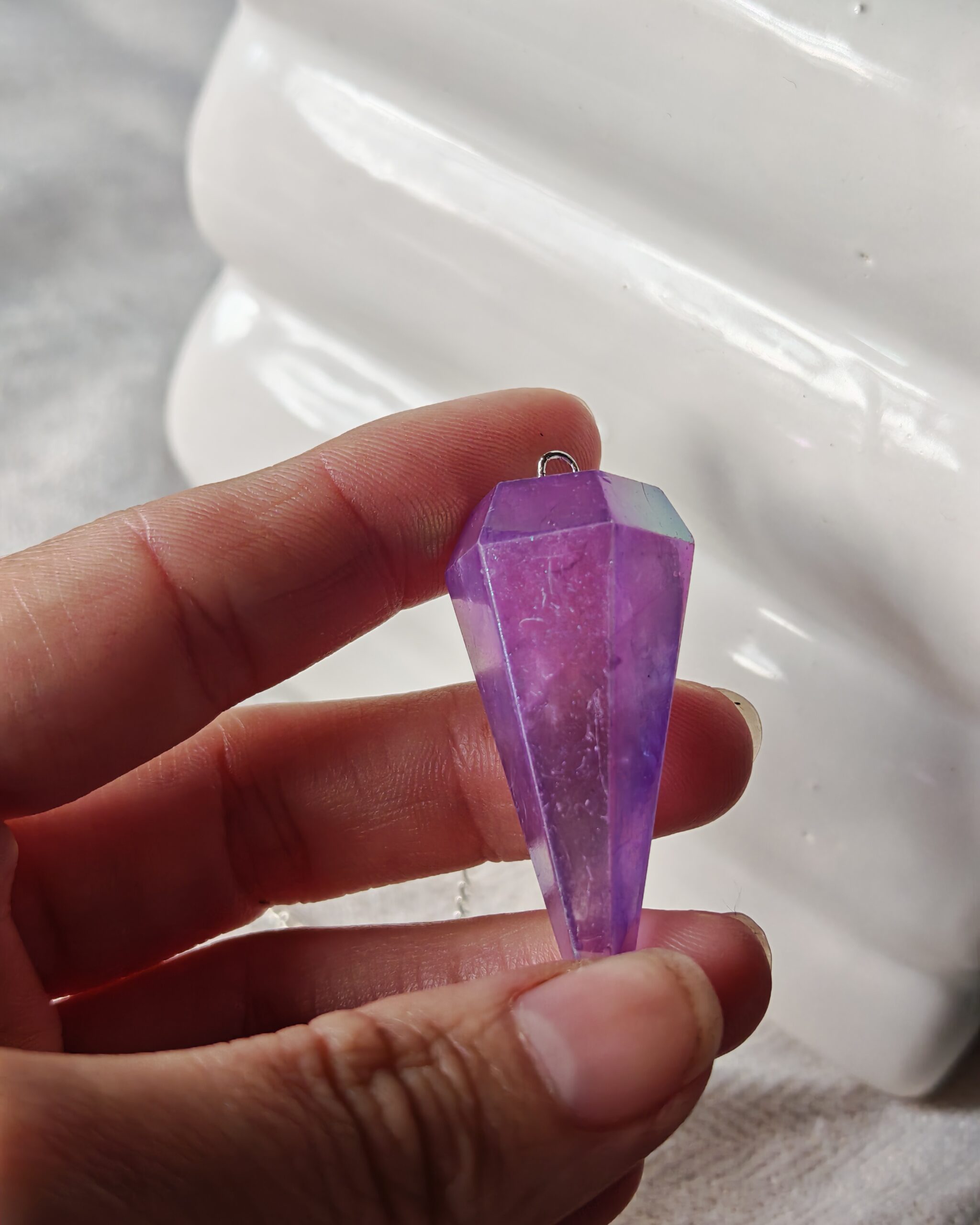 pendule divinatoire aurora violet avec chaîne argentée pendule divinatoire aurora violet avec chaîne argentée